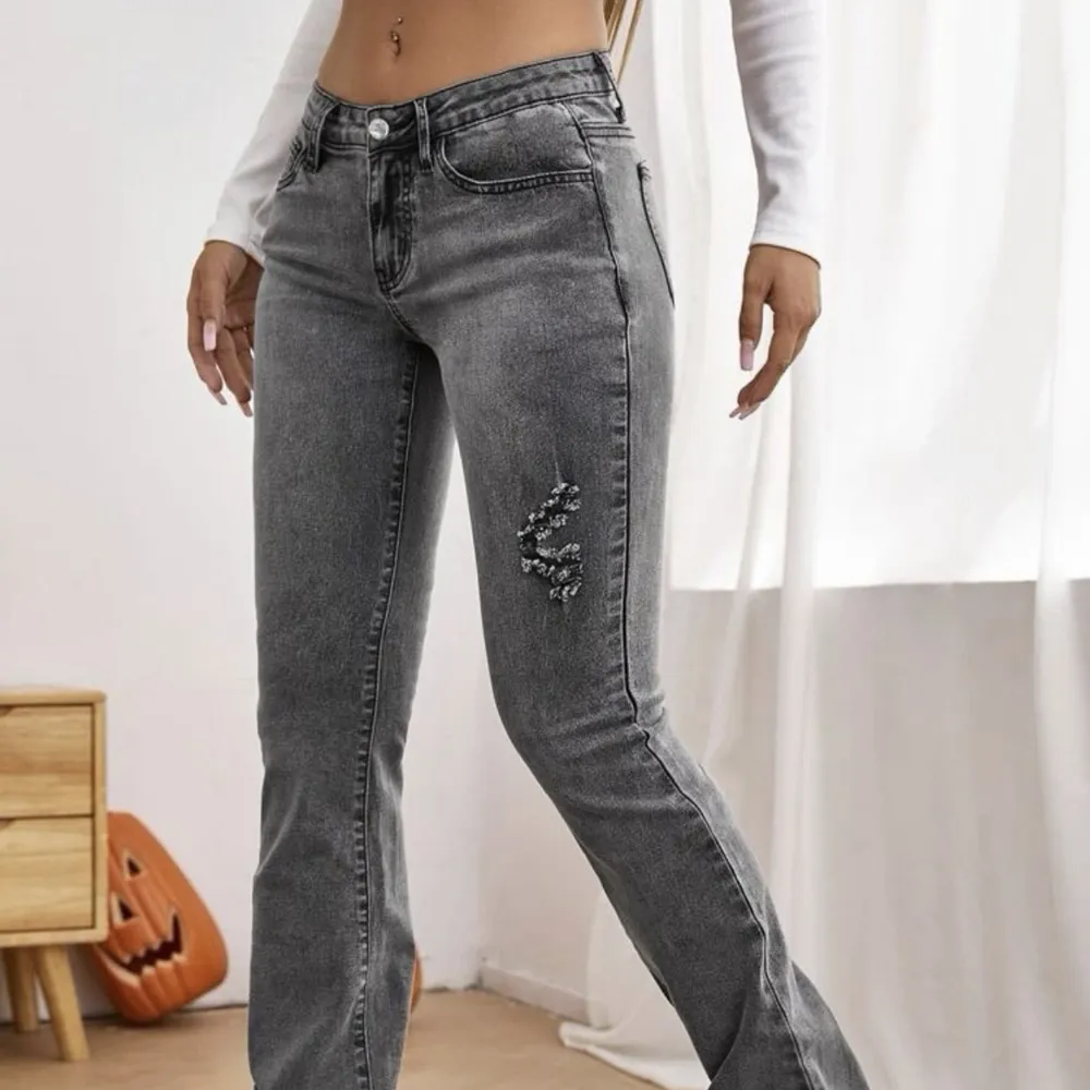 Lågmidjade jeans i storlek xs men är stretchiga. Använda en gång. Hör av dig för fler bilder 🤍. Jeans & Byxor.
