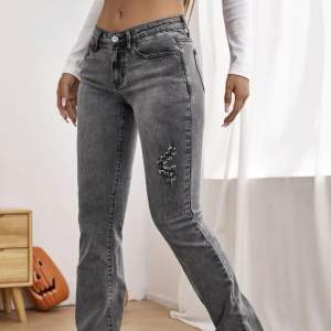 Lågmidjade jeans i storlek xs men är stretchiga. Använda en gång. Hör av dig för fler bilder 🤍