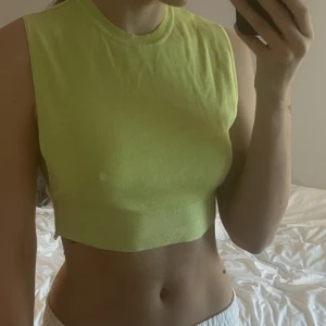 Topp - Snygg topp med öppen rygg, bra kvalite men kommer inte till användning💞