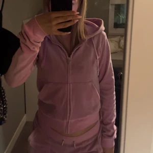 Rosa juicy couture kofta💗 - Köpt för cirka ett år sedan och använd max 2 gånger. Helt i nyskick. 💗pris kan diskuteras.