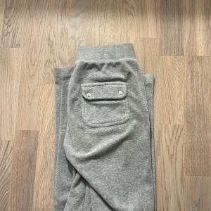 Juicy Couture mjukisar - Använda men i bra skick.  Storlek xs 