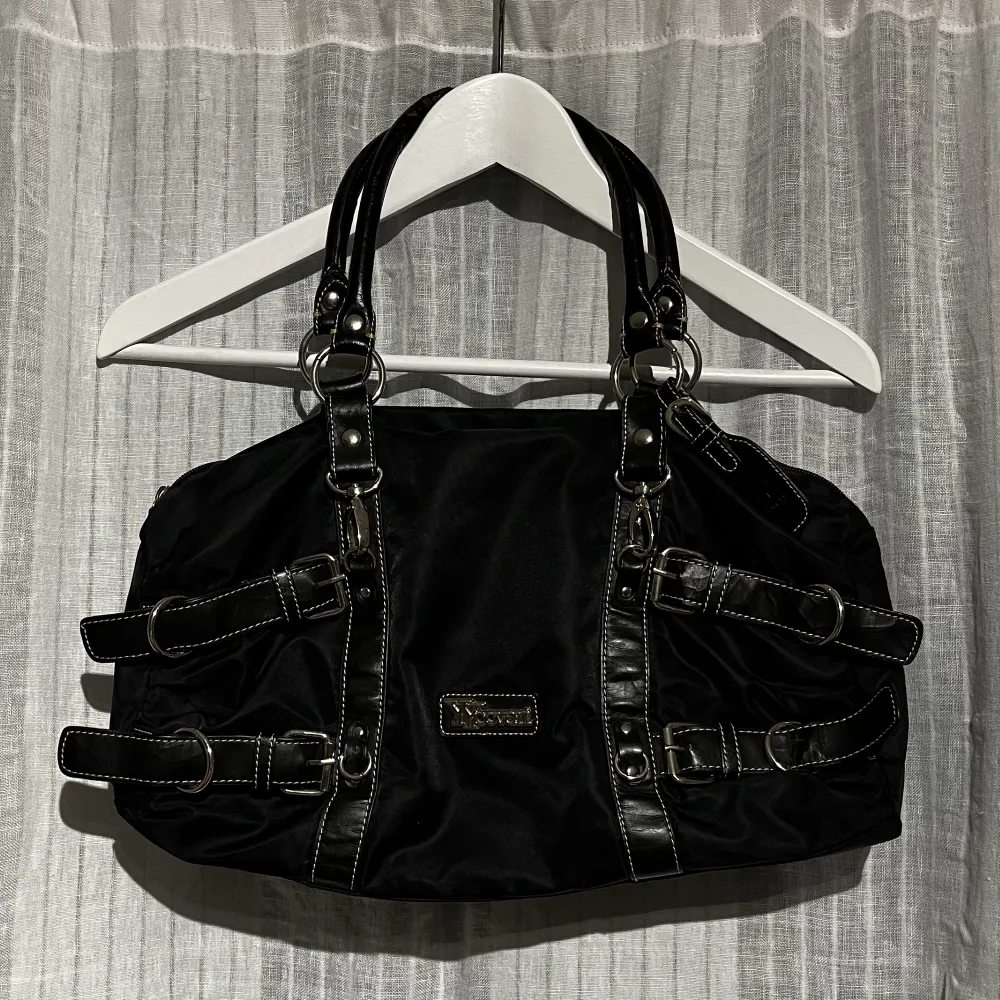 Handväska / axelväska, svart med silver detaljer och knäppen. Väskor.