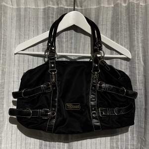 Handväska / axelväska, svart med silver detaljer och knäppen