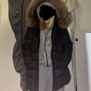 ROCK AND BLUE VINTERJACKA - hej mina fina!❤️ jag säljer min rock and blue vinterjacka för att den ej kommer till användning och den har blivit för stor för mej.. använd i 1 säsong, äkta päls på jackan köpte den själv av en tjej för 2000 kr.. säljer för 1500kr men pris kan diskuteras