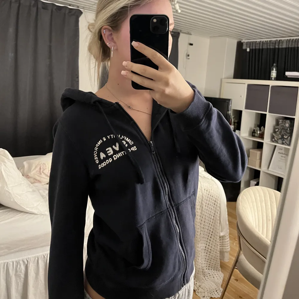 Säljer denna sköna sip-up hoodie från Svea, storlek S och nästintill oanvänd:). Tröjor & Koftor.