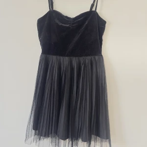 Svart festklänning  - Svart klänning med tyll 