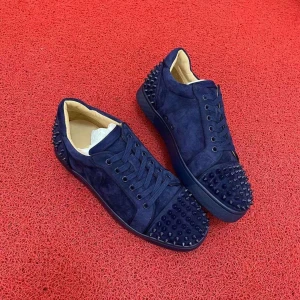 Marinblå loubs - Marinblå loubs. Box, kvitto, dustbag medföljer, alla storlekar från 36-48 finns inne.