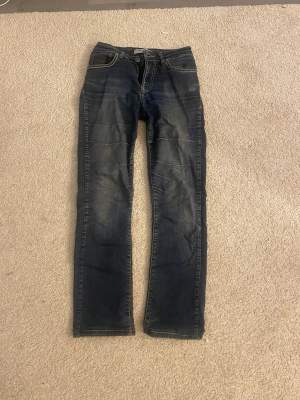 Jättefina lågmidjade jeans från Tommy Hilfiger köpta second hand. Passar S/M. Perfekt i längd på mig som är 165!  Skriv för mer bilder och mått.  Kan mötas upp annars står köparen för frakt! 🥰🥰
