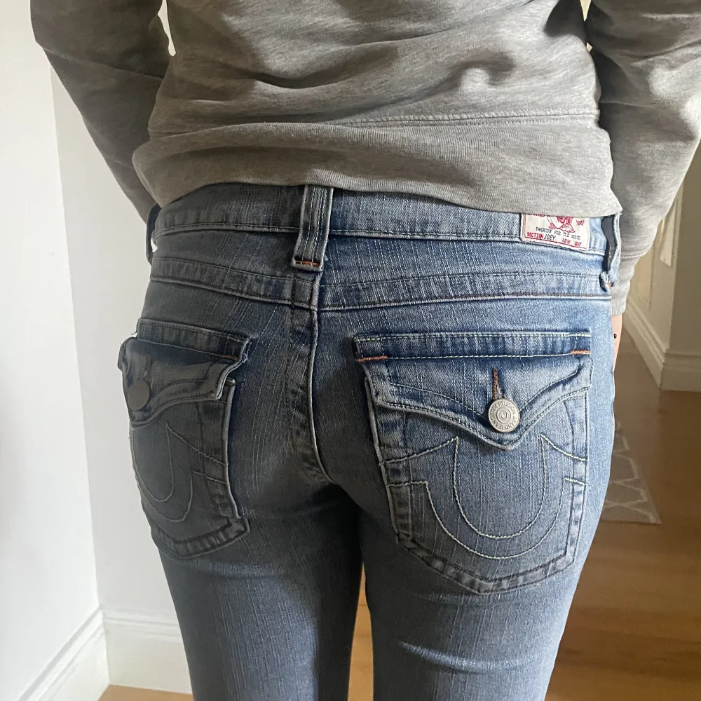Mid waist och bootcut true religion jeans😇. Jeans & Byxor.