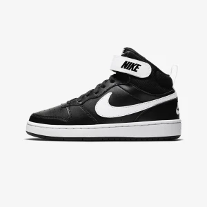 Nike Court Borough Mid 2 Skor - Nike Court Borough Mid 2 storlek 39/40. Säljer pga att jag aldrig använder dom längre.   Svart/vita sneakers med nypris över 800:- säljes nu mycket billigare!   Önskar ni mer bilder eller har frågor så är det bara att skriva!😊