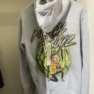 Säljer denna Rick and morty hoodien eftersom den inte längre kommer till användning. Den är i gott skick och har inte använts många gånger alls. 