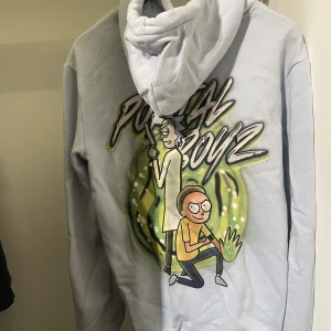 Graphic hoodie - Säljer denna Rick and morty hoodien eftersom den inte längre kommer till användning. Den är i gott skick och har inte använts många gånger alls. 