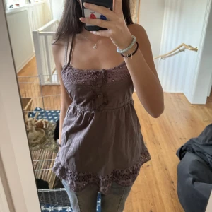 söt topp - Supersöt topp! 💗💗💗 Eftersom man knyter toppen där bak med snöre kan man justera så det passar flera storlekar! 