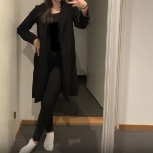 Zara kappa - Under knälång Svart Zara kappa i syntetiskt ylletyg. Använts en vinter, skriv för fler bilder! Nypris: 399kr. Pris kan diskuteras 