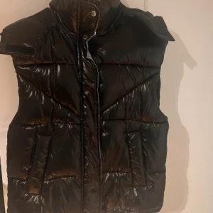 Väst - Sparsamt använd då den inte är min stil