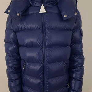 Moncler maya jacka blå  - Säljer min moncler Jack pågrund av att dne är för liten. 14 year size. Skick 10/10  använt ca 3-5 gånger. Perfekt jacka till vintern!!!