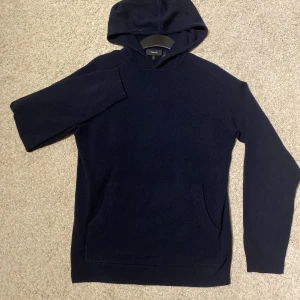 100% cashmere hoodie - Säljer min helt nya cashmere hoodie från theory. Använd endast en gång! 100% kashmir i mörkblå färg, storlek S. Nypris 2999kr