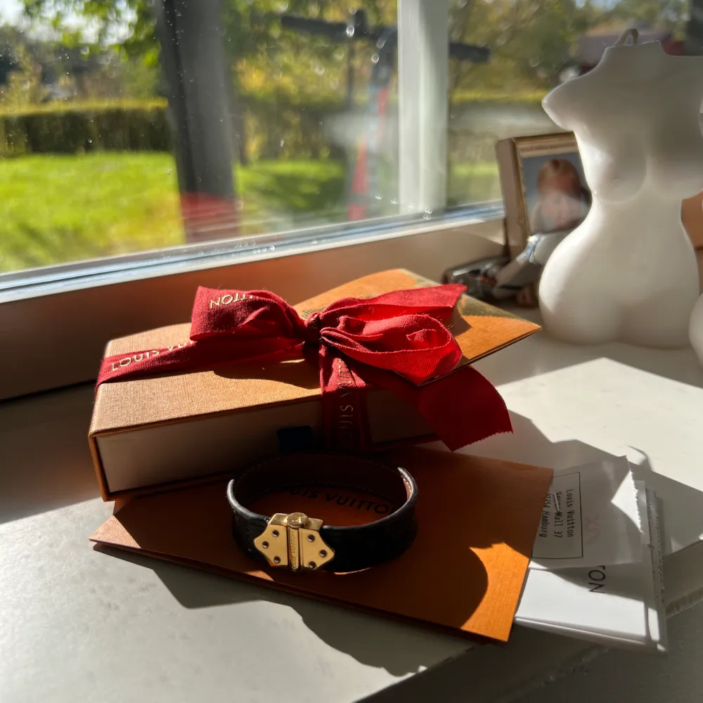 Nano Monogram Bracelet, köpt i Hamburg 2021 som en julklapp, kvitto, box och äkthetsbevis skickas med också. Och är i ett bra skick.  3 000 kr. Kostar det nytt och är i storlek 17. Övrigt.