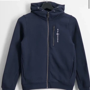 Sail racing tröja - Säljer då den här jätte fina sail racing hoodien då den inte kommer till användning längre, tröjan e använd men har inga skador alls❣️lånad bild 