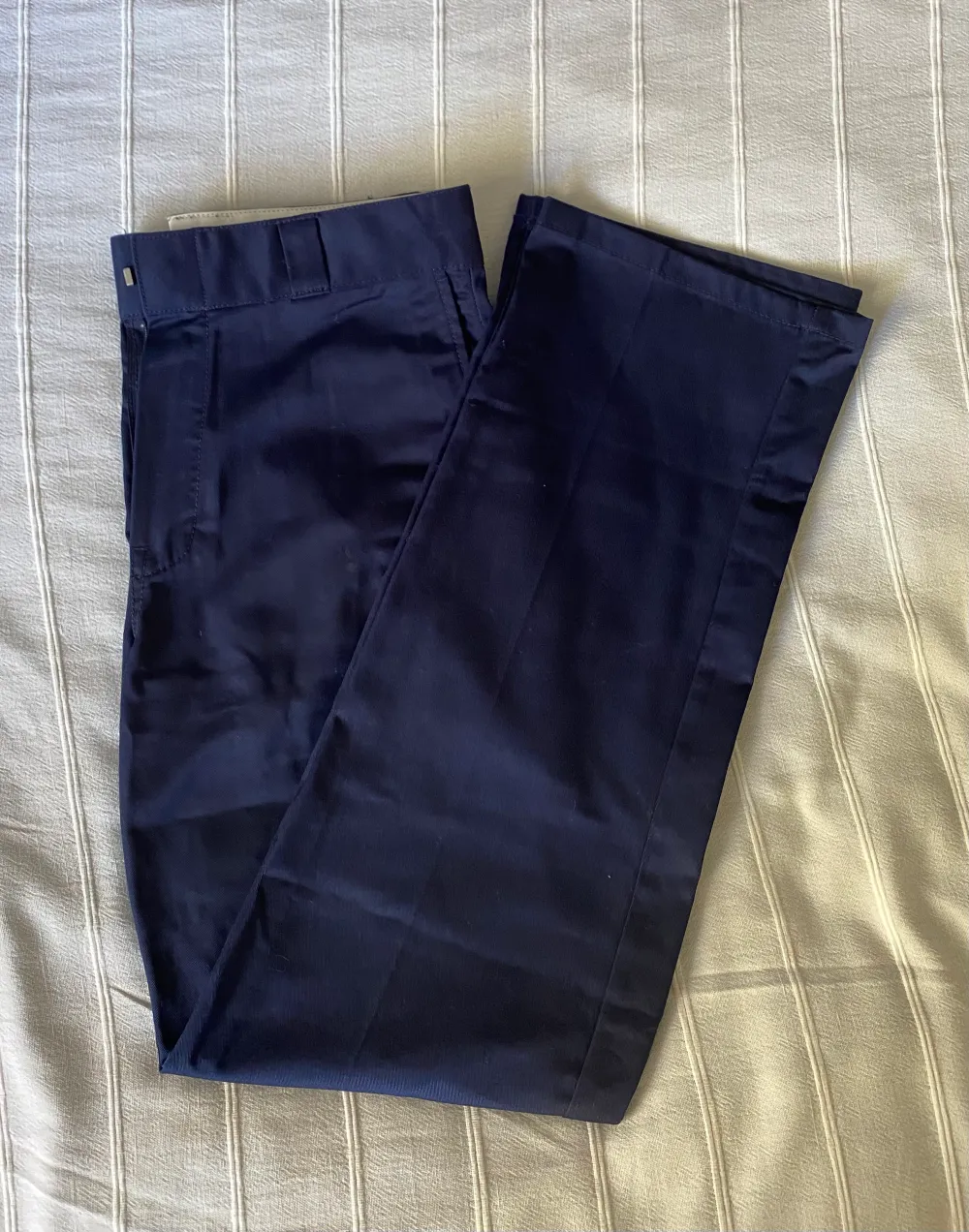 Marinblåa kostymbyxor i storlek 34. Har både blixtlås och hake. De är högmidjade man kan vikas ner. . Jeans & Byxor.