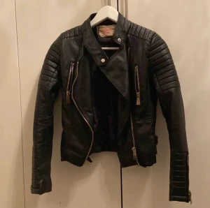 Skinnjacka  - Svart skinnjacka kommer inte till användning.