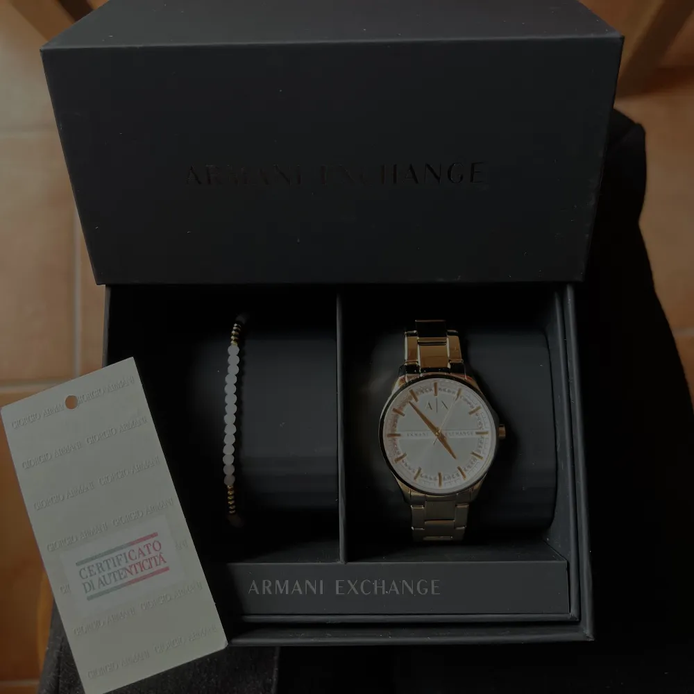 Everything is brand new a perfect gold watch with a pearl bracelet on it. Everything is still sealed haven’t used it but it was already opened. With boxe and authentication card. Only for meet up.. Övrigt.