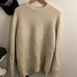 Stickad tröja från zara - Säljer min stickade tröja från zara då jag inte använder den längre, har använt den endast några gånger. Nypris: 500kr Mitt pris: 200kr Cond: 9/10