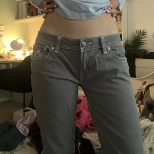 Missmi jeans - Missme jeans nästan aldrig använda💕passar mig som vanligtvis har 36/38 i jeans🥰 de har inga defekter säljer pga av att de inte kommer till användning 