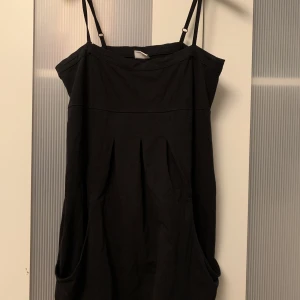 Klänning - Klänning med fickor i sidan, storlek M. Endast provad, säljs pga flytt.