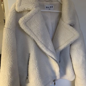 Teddyjacka  - Oanvänd teddyjacka i storlek 42. Från Nakd.