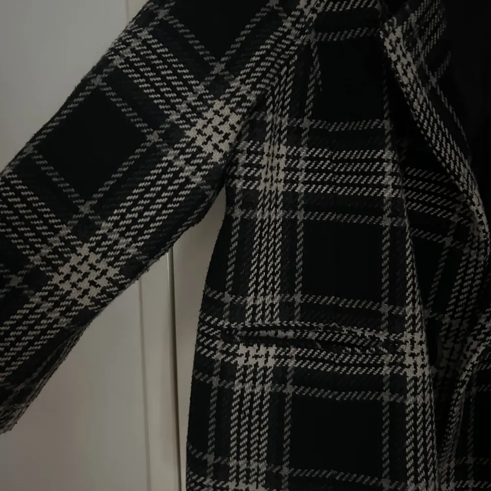 En supersöt höst/vårjacka från DKNY. Knappt använd och i väldigt fint skick🩷. Jackor.