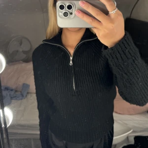 Svart stickad zip tröja  - En svart stickad zip tröja som är väldigt skön och ha inför vintern. Använd några få gånger. Köptes på h&m och är i storlek S