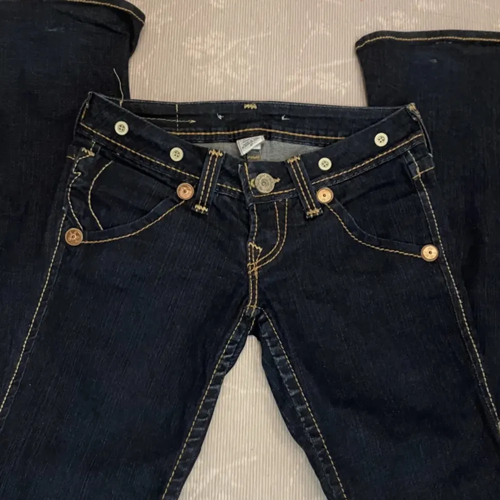  INTRESSE KOLL ! Low waist bootcut. Sjukt snygga true religion jeans !Köpta här på plick , de var helt nya då. Har använt Max 5 gånger och är i nyskick.  Vill sälja på grund av att de är alldeles för stora på mig. Innerbenslängd 86/87. 💗 . Jeans & Byxor.