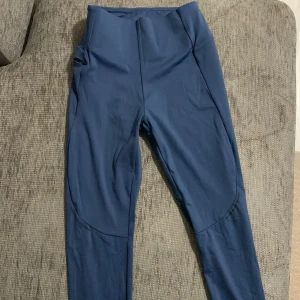 Träningstights Icaniwill, strl XS - Oanvända träningstights från Icaniwill, mörkblå, storlek XS