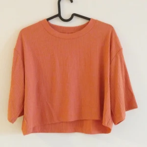 Tshirt  - Kortare tshirt från monki, aprikos/korallfärgad ☀️