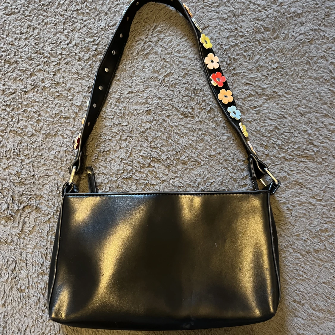Svart läder armväska med blommor - 90
