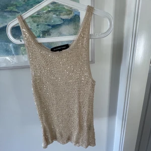 glittrigt linne - jätte ballt linne i guldiga paljetter!! storlek S-M, bra skick inga defekter💖