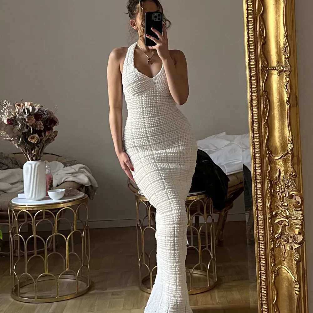 Jag säljer denna supersnygga vita klänning från NA-KD, använd 2 gånger. Säljer de den inte kommit till större användning. Pris går att diskutera! Nypris var 800kr, slutsåld på hemsidan! . Klänningar.