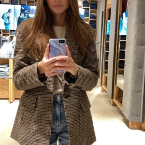 Kappa - Skitsnygg kappa från Gina, stl 32. Använd fåtal gånger superskick. Nypris 700 kr