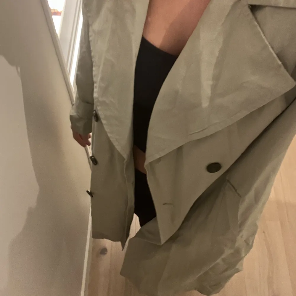 Sjukt snygg trenchcoat från bershka, bra skick!. Jackor.