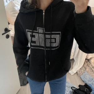 Hoodie - Svart hoodie med glitter stenar eller nå sånt. 