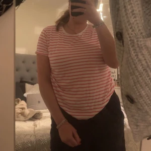 Tröja - Säljer denna jättefina kortärmade tröja , så fin och skön!! Sann i storlek❤️