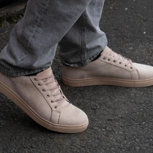 Mocka skor, beige färg - Helt oanvända mocka skor i beige färg, väldigt stiliga och passar till alla färger på resterande kläder.