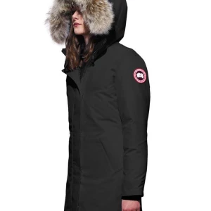 Canada goose -  Säljer min jacka på grund av att jag inte använder den längre har använt den ungefär en månad förra vintern skriv privat för bilder på jackan❤️