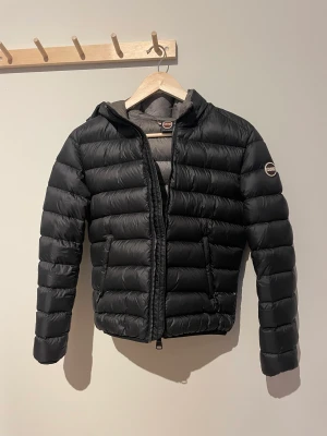 Colmar jacka svart - Så snygg colmar jacka som är svart på utsidan och grå på insidan. Passar perfekt nu  till hösten och vintern!💕 (Skriv privat för frågor och fler bilder)  KÖP DIREKT FÖR 2000