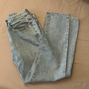 Vailent jeans i storlek s. Ljusblå sjukt snygga men inte riktigt min grej men passar andra!!