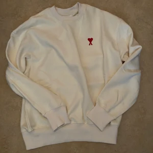AMI Paris Sweatshirt - Lägger upp AMI Paris Sweatshirt till salu. Den gillar jag inte längre, färgen passar mig inte direkt. Storleken på den är S. Priset kan diskuteras vid snabb affär .