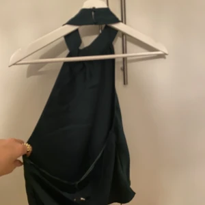 Bikbok tröja - Säljer min jättefina gröna tröja från Bikbok, använd en gång🤗💘💘 Säljer då den är för stor för mig köpte för 400💘💘