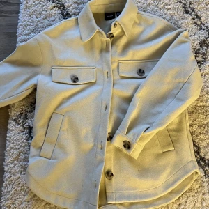 Veto moda jacka - fin höstig jacka ifrån Vero moda. inte använd på 2 år. 250 strl M 