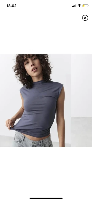 Topp från Gina💖 - Säljer denna fina toppen i svart, den är helt oanvänd så i nyskick. Hör av dig vid intresse eller frågor 💖